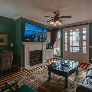 Vacation 5 Mins To Down Town 2 Bedrooms 2 Baths Garden Area Hot Tub Holiday home Nashville